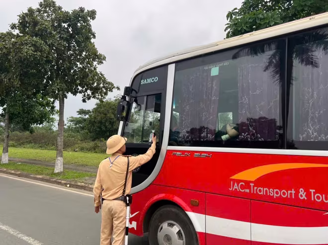 Lực lượng CSGT kiểm tra nồng độ cồn đối với tài xế xe chở công nhân viên Lực lượng CSGT kiểm tra nồng độ cồn đối với tài xế xe chở công nhân viên