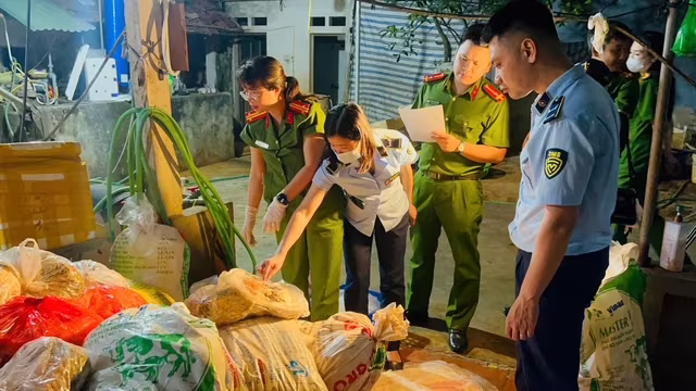 Lực lượng liên ngành kiểm tra các kho hàng Lực lượng liên ngành kiểm tra các kho hàng