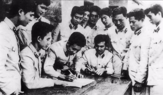 Cán bộ, chiến sỹ viết đơn tình nguyện chi viện chiến trường miền Nam Cán bộ, chiến sỹ viết đơn tình nguyện chi viện chiến trường miền Nam