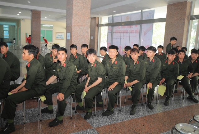 Ai cũng háo hức, nhiệt tình Những gương mặt trẻ, nhiệt huyết Mỗi giọt máu trao đi, là sự sống hồi sinh Có 471 đơn vị máu đã được thu nhận Nụ cười hạnh phúc Ban tổ chức cảm ơn, tri ân những tấm lòng Với các chiến sỹ nghĩa vụ, tham gia chương trình sẽ là kỷ niệm đẹp