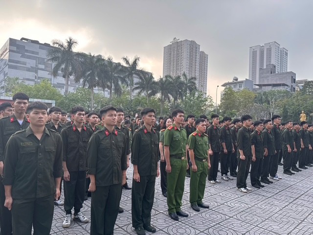 Cán bộ, chiến sỹ trước khi tham gia chương trình hiến máu Ai cũng háo hức, nhiệt tình Những gương mặt trẻ, nhiệt huyết Mỗi giọt máu trao đi, là sự sống hồi sinh Có 471 đơn vị máu đã được thu nhận Nụ cười hạnh phúc Ban tổ chức cảm ơn, tri ân những tấm lòng Với các chiến sỹ nghĩa vụ, tham gia chương trình sẽ là kỷ niệm đẹp