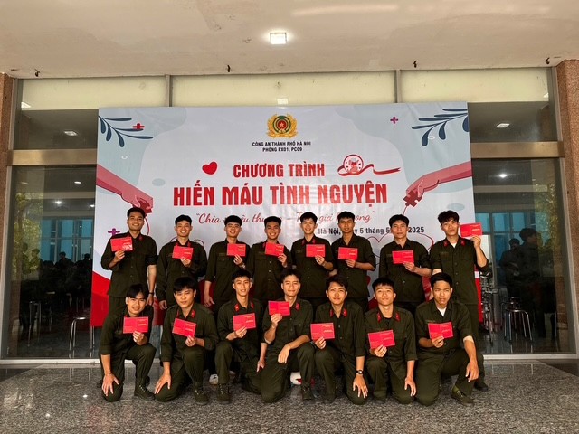 Những gương mặt trẻ, nhiệt huyết Mỗi giọt máu trao đi, là sự sống hồi sinh Có 471 đơn vị máu đã được thu nhận Nụ cười hạnh phúc Ban tổ chức cảm ơn, tri ân những tấm lòng Với các chiến sỹ nghĩa vụ, tham gia chương trình sẽ là kỷ niệm đẹp