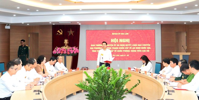 Thực hành diễn tập giai đoạn I, Ban Thường vụ Huyện ủy Gia Lâm tổ chức hội nghị, ra nghị quyết lãnh đạo chuyển địa phương từ tình trạng khẩn cấp về an ninh quốc gia, trạng thái khẩn cấp về quốc phòng động viên cục bộ.
