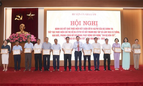 Nhiều tập thể, cá nhân của huyện Gia Lâm được khen thưởng trên các mặt công tác