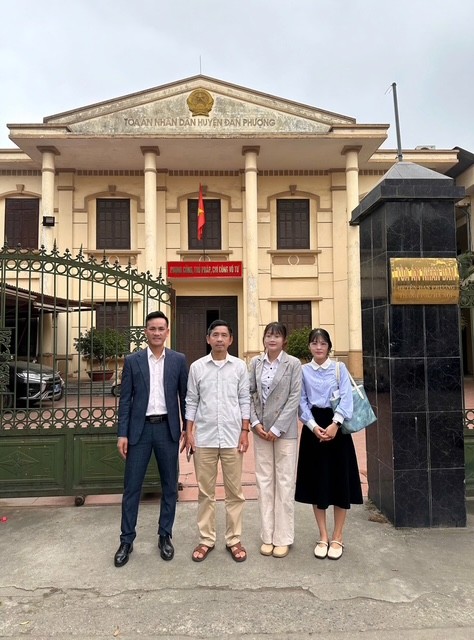 Luật sư Mai Văn Xuân cùng đội ngũ chuyên viên hỗ trợ pháp lý tại huyện Đan Phượng, TP Hà Nội