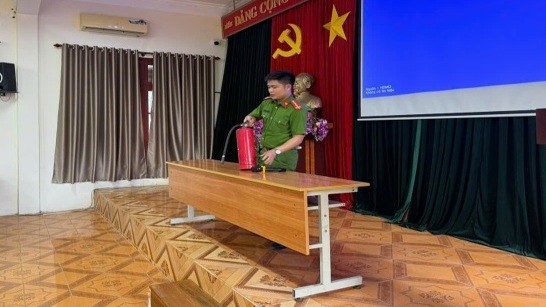 Cán bộ chức năng tuyên truyền kiến thức, kỹ năng tại hội nghị