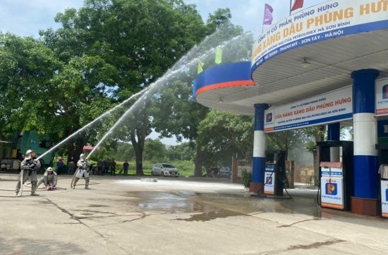 Xử lý tình huống hỏa hoạn giả định tại tại cửa hàng xăng dầu Phùng Hưng