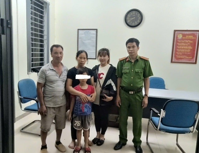 Cháu H. đã được Công an xã Thuận An bàn giao an toàn, khỏe mạnh về với người thân