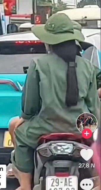 Ba học sinh đi trên 1 xe máy, không đội mũ bảo hiểm