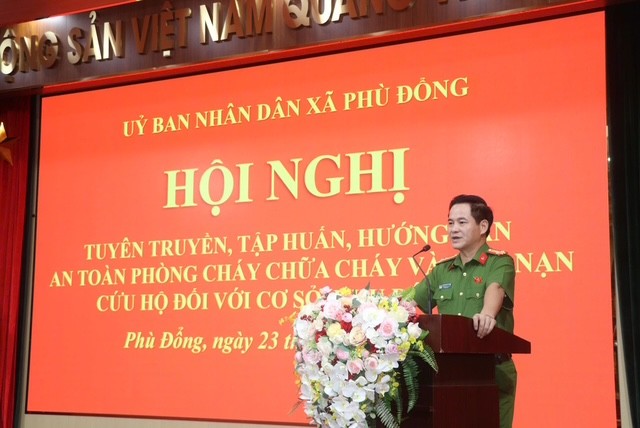 Thượng tá Nguyễn Ngọc Hồi - Trưởng Công an xã Phù Đổng phát biểu tại hội nghị