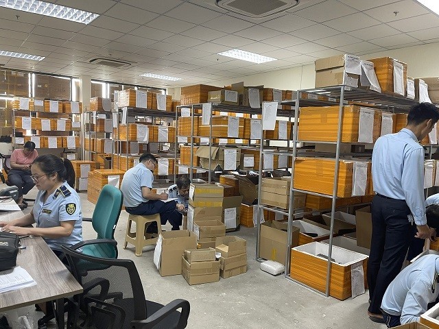 Lực lượng QLTT kiểm tra 1 Công ty TNHH có dấu hiệu vi phạm