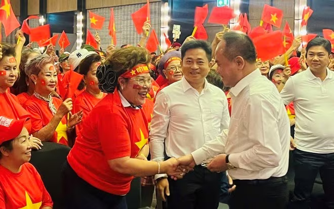 Ngày 21/5/2025, trước thềm chung kết lượt về C1 Đông Nam Á 2024/25 giữa CLB Công an Hà Nội và chủ nhà Buriram Utd (Thái Lan) trên sân Chang Arena, Trung tướng Nguyễn Thanh Tùng - Giám đốc CATP Hà Nội đã có buổi gặp mặt, cảm ơn kiều bào, các cổ động viên Việt Nam tại Thái Lan.