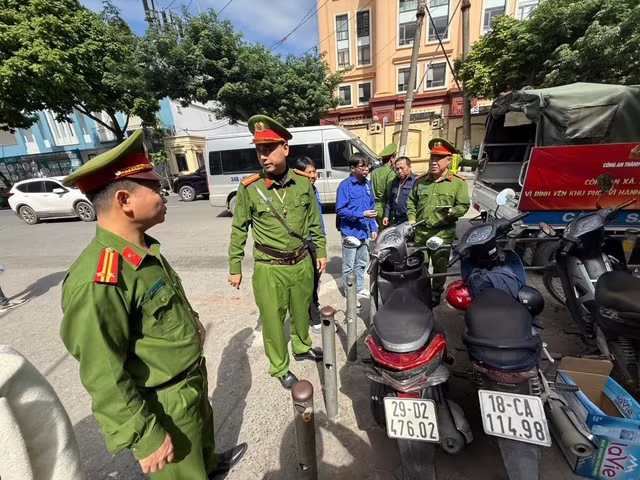 Chỉ huy Công an phường trực tiếp kiểm tra, động viên cán bộ, chiến sỹ làm nhiệm vụ