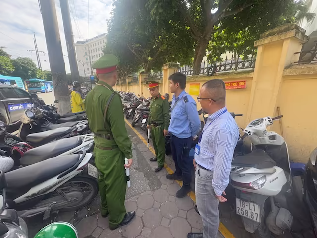 Nhắc nhở và xử lý điểm trông giữ xe tuân thủ quy định về giá, vị trí được phép trông giữ