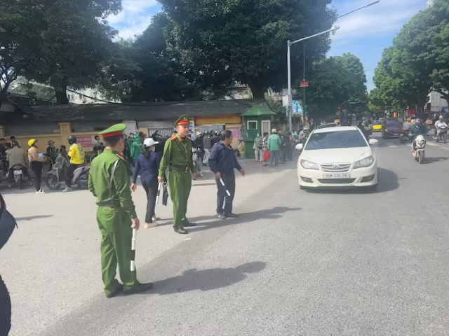 11h ngày 12-11, các lực lượng vào vị trí, triển khai kế hoạch tại khu vực cổng Bệnh viện Trung ương Quân đội 108