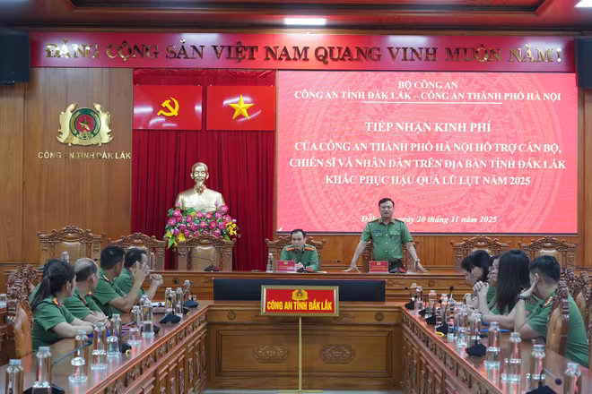 Đoàn công tác CATP Hà Nội thăm hỏi, động viên và tặng quà tại Công an tỉnh Đắk Lắk. Đoàn công tác CATP Hà Nội thăm hỏi, động viên và tặng quà tại Công an tỉnh Đắk Lắk.