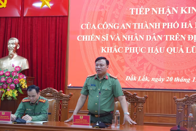 Đại tá Nguyễn Tiến Đạt – Phó Giám đốc CATP Hà Nội phát biểu chia sẻ, gửi lời thăm hỏi tới lực lượng Công an và nhân dân tỉnh Đắk Lắk bị ảnh hưởng do mưa lũ Đại tá Nguyễn Tiến Đạt – Phó Giám đốc CATP Hà Nội phát biểu chia sẻ, gửi lời thăm hỏi tới lực lượng Công an và nhân dân tỉnh Đắk Lắk bị ảnh hưởng do mưa lũ