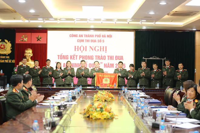 Đại tá Nguyễn Ngọc Quyền chúc mừng các đơn vị Cụm trưởng, Cụm phó Cụm thi đua số 5 năm 2026