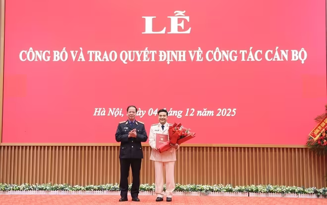 Đồng chí Trần Hải Quân, Phó Viện trưởng Viện KSND tối cao trao quyết định và chúc mừng tân Phó Thủ trưởng Cơ quan điều tra VKSND tối cao Lê Đức Hùng.