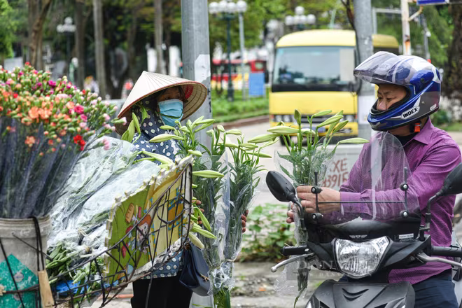 Dù vội đến mấy nhiều người vẫn sẵn lòng dừng chân ghé lại những gánh hoa ven đường để chọn mua vài cành loa kèn đầu mùa thật đẹp Dù vội đến mấy nhiều người vẫn sẵn lòng dừng chân ghé lại những gánh hoa ven đường để chọn mua vài cành loa kèn đầu mùa thật đẹp