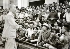 Bác Hồ nói chuyện với công nhân Nhà máy xe lửa Gia Lâm, Hà Nội Bác Hồ nói chuyện với công nhân Nhà máy xe lửa Gia Lâm, Hà Nội