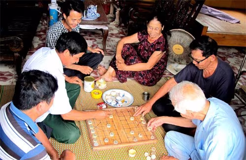 Chuyện chơi cờ ngoài phố có lắm thứ vui, có nhiều điều hay, nhưng cái hay nhất là vui ngày vui tháng Chuyện chơi cờ ngoài phố có lắm thứ vui, có nhiều điều hay, nhưng cái hay nhất là vui ngày vui tháng