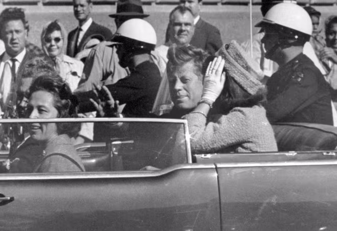 Tổng thống John F. Kennedy qua đời khi ngồi xe mui trần trong chuyến thăm Dallas vào tháng 11-1963 Tổng thống John F. Kennedy qua đời khi ngồi xe mui trần trong chuyến thăm Dallas vào tháng 11-1963