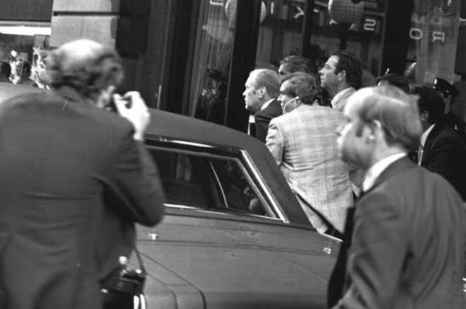 Ảnh tư liệu về vụ ám sát Tổng thống Ronald Reagan hôm 30-3-1981 bên ngoài khách sạn ở Washington, D.C Ảnh tư liệu về vụ ám sát Tổng thống Ronald Reagan hôm 30-3-1981 bên ngoài khách sạn ở Washington, D.C