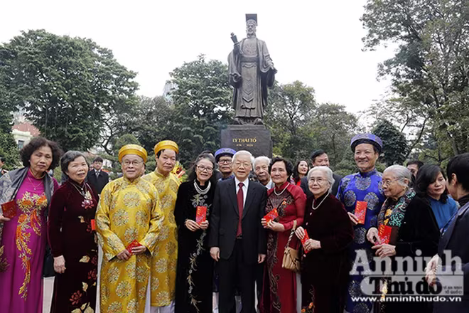 Đón chào năm mới Đinh Dậu 2017, Kỷ niệm 87 năm Ngày thành lập Đảng Cộng sản Việt Nam (3-2-1930 / 3-2-2017), sáng 28-1 (tức mùng 1 Tết), Tổng Bí thư Nguyễn Phú Trọng đã đến thăm, chúc Tết Đảng bộ, chính quyền, nhân dân TP Hà Nội. Đón chào năm mới Đinh Dậu 2017, Kỷ niệm 87 năm Ngày thành lập Đảng Cộng sản Việt Nam (3-2-1930 / 3-2-2017), sáng 28-1 (tức mùng 1 Tết), Tổng Bí thư Nguyễn Phú Trọng đã đến thăm, chúc Tết Đảng bộ, chính quyền, nhân dân TP Hà Nội.