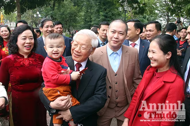 Tổng Bí thư Nguyễn Phú Trọng tặng quà các cháu thiếu nhi Thủ đô đang vui xuân bên đền Ngọc Sơn đầu Xuân năm 2017. Tổng Bí thư luôn ân cần hỏi thăm người dân và đặc biệt quan tâm đến thế hệ tương lai của đất nước. Tổng Bí thư Nguyễn Phú Trọng tặng quà các cháu thiếu nhi Thủ đô đang vui xuân bên đền Ngọc Sơn đầu Xuân năm 2017. Tổng Bí thư luôn ân cần hỏi thăm người dân và đặc biệt quan tâm đến thế hệ tương lai của đất nước.