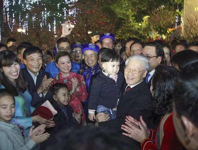 Tối 30 Tết Mậu Tuất (năm 2018), Tổng Bí thư Nguyễn Phú Trọng đã đến thăm, chúc Tết Đảng bộ, Chính quyền và nhân dân Thủ đô Hà Nội. Tổng Bí thư cũng thả bộ bên hồ Gươm, thăm hỏi và chúc Tết nhân dân. Đây là hình ảnh quen thuộc của Tổng Bí thư mỗi lần đến thăm và chúc Tết Đảng bộ, chính quyền và nhân dân Thủ đô. Tối 30 Tết Mậu Tuất (năm 2018), Tổng Bí thư Nguyễn Phú Trọng đã đến thăm, chúc Tết Đảng bộ, Chính quyền và nhân dân Thủ đô Hà Nội. Tổng Bí thư cũng thả bộ bên hồ Gươm, thăm hỏi và chúc Tết nhân dân. Đây là hình ảnh quen thuộc của Tổng Bí thư mỗi lần đến thăm và chúc Tết Đảng bộ, chính quyền và nhân dân Thủ đô.