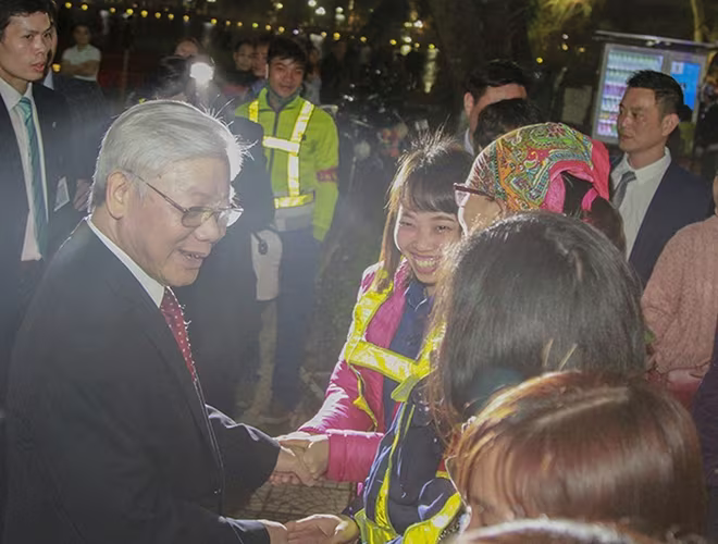 Tổng Bí thư ân cần thăm hỏi, chuyện trò và chúc Tết công nhân Công ty Công viên cây xanh Hà Nội đang làm việc trong đêm Giao thừa năm 2018. Tổng Bí thư ân cần thăm hỏi, chuyện trò và chúc Tết công nhân Công ty Công viên cây xanh Hà Nội đang làm việc trong đêm Giao thừa năm 2018.