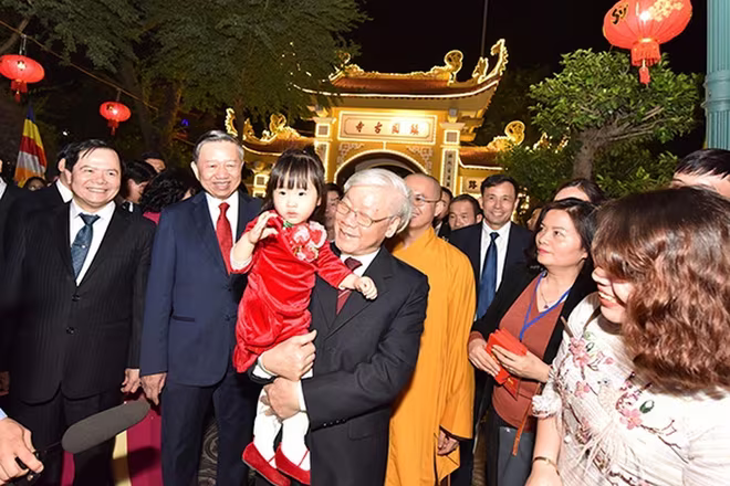 Tối Giao thừa Tết Kỷ Hợi (ngày 4-2-2019), Tổng Bí thư, Chủ tịch nước Nguyễn Phú Trọng đã đến thăm và chúc Tết một số đơn vị trên địa bàn Hà Nội; dâng hương tại chùa Trấn Quốc, đền Quán Thánh. Tối Giao thừa Tết Kỷ Hợi (ngày 4-2-2019), Tổng Bí thư, Chủ tịch nước Nguyễn Phú Trọng đã đến thăm và chúc Tết một số đơn vị trên địa bàn Hà Nội; dâng hương tại chùa Trấn Quốc, đền Quán Thánh.