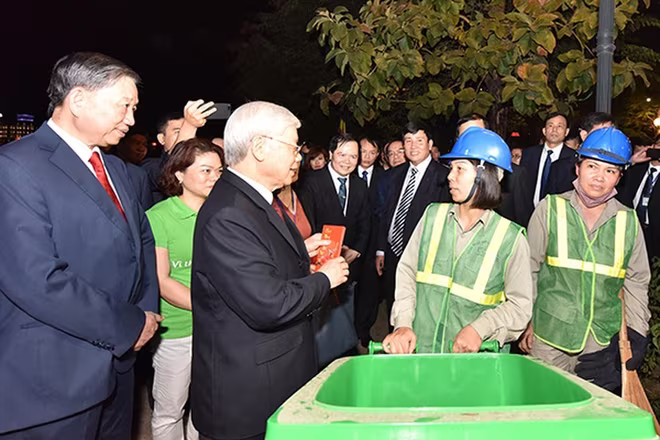 Tổng Bí thư, Chủ tịch nước Nguyễn Phú Trọng thăm hỏi, chúc Tết công nhân Công ty Môi trường đô thị làm việc trong đêm Giao thừa tại khu vực hồ Tây. Hỏi rõ từng phần việc, cảm ơn sự cống hiến thầm lặng vì Thủ đô xanh - sạch - đẹp của các công nhân, Tổng Bí thư gửi lời chúc Tết đến các chị và gia đình năm mới sức khỏe, an khang, nhiều niềm vui... Tổng Bí thư, Chủ tịch nước Nguyễn Phú Trọng thăm hỏi, chúc Tết công nhân Công ty Môi trường đô thị làm việc trong đêm Giao thừa tại khu vực hồ Tây. Hỏi rõ từng phần việc, cảm ơn sự cống hiến thầm lặng vì Thủ đô xanh - sạch - đẹp của các công nhân, Tổng Bí thư gửi lời chúc Tết đến các chị và gia đình năm mới sức khỏe, an khang, nhiều niềm vui...