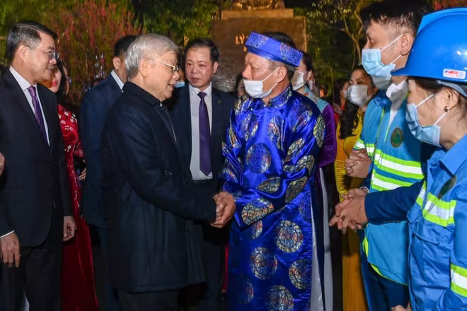 Chào đón năm mới Tân Sửu 2021, Tổng Bí thư, Chủ tịch nước Nguyễn Phú Trọng đã đến thăm và chúc Tết Đảng bộ, chính quyền và nhân dân Thủ đô. Tổng Bí thư, Chủ tịch nước tặng Đảng bộ, chính quyền, quân và dân Thủ đô 4 câu thơ lục bát, vừa là lời chúc, vừa giao nhiệm vụ: “Năm qua thắng lợi vẻ vang/ Năm nay Hà Nội phải càng thắng to/ Hào hoa, thanh lịch, ấm no/ Xứng danh Hà Nội - Thủ đô anh hùng”. Chào đón năm mới Tân Sửu 2021, Tổng Bí thư, Chủ tịch nước Nguyễn Phú Trọng đã đến thăm và chúc Tết Đảng bộ, chính quyền và nhân dân Thủ đô. Tổng Bí thư, Chủ tịch nước tặng Đảng bộ, chính quyền, quân và dân Thủ đô 4 câu thơ lục bát, vừa là lời chúc, vừa giao nhiệm vụ: “Năm qua thắng lợi vẻ vang/ Năm nay Hà Nội phải càng thắng to/ Hào hoa, thanh lịch, ấm no/ Xứng danh Hà Nội - Thủ đô anh hùng”.