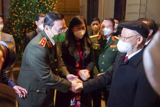 Trước thời khắc Giao thừa thiêng liêng đón chờ xuân mới Nhâm Dần (2022), thay mặt cho lãnh đạo Trung ương và với tình cảm cá nhân, Tổng Bí thư Nguyễn Phú Trọng chúc Thủ đô một năm mới thành công toàn diện, đi đầu trên các lĩnh vực, xứng đáng là trung tâm đầu não chính trị - hành chính quốc gia, trung tâm văn hóa, khoa học, giáo dục, kinh tế và giao dịch quốc tế. Trước thời khắc Giao thừa thiêng liêng đón chờ xuân mới Nhâm Dần (2022), thay mặt cho lãnh đạo Trung ương và với tình cảm cá nhân, Tổng Bí thư Nguyễn Phú Trọng chúc Thủ đô một năm mới thành công toàn diện, đi đầu trên các lĩnh vực, xứng đáng là trung tâm đầu não chính trị - hành chính quốc gia, trung tâm văn hóa, khoa học, giáo dục, kinh tế và giao dịch quốc tế.