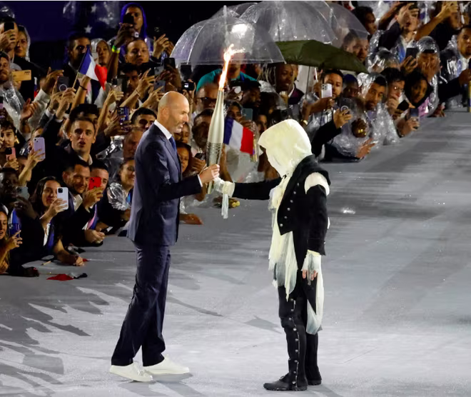 Ban tổ chức giữ bí mật danh tính nhân vật trao ngọn đuốc cho danh thủ Zinedine Zidane tại lễ khai mạc Olympic Paris Ban tổ chức giữ bí mật danh tính nhân vật trao ngọn đuốc cho danh thủ Zinedine Zidane tại lễ khai mạc Olympic Paris