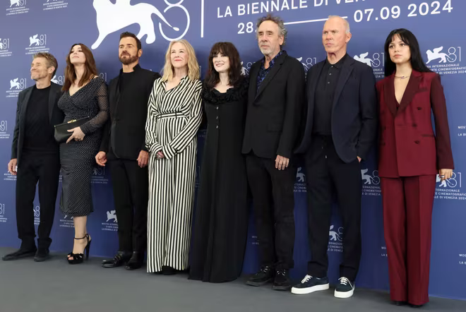 Đạo diễn Tim Burton cùng đoàn làm phim “Ma siêu quậy” ra mắt tại Liên hoan phim Venice (Italia) ngày 7-9-2024 Đạo diễn Tim Burton cùng đoàn làm phim “Ma siêu quậy” ra mắt tại Liên hoan phim Venice (Italia) ngày 7-9-2024