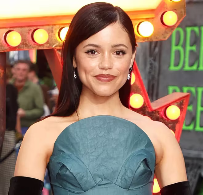 Jenna Ortega (21 tuổi) toả sáng trong “Ma siêu quậy” Jenna Ortega (21 tuổi) toả sáng trong “Ma siêu quậy”