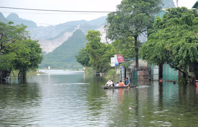 Nhiều ngày sau cơn bão số 3, thị trấn Kiện Khê vẫn chìm trong mênh mông nước Nhiều ngày sau cơn bão số 3, thị trấn Kiện Khê vẫn chìm trong mênh mông nước