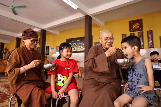 Ni trưởng Thích Đàm Lan âm thầm làm tất cả những gì có thể cho lũ trẻ mồ côi suốt nhiều năm qua