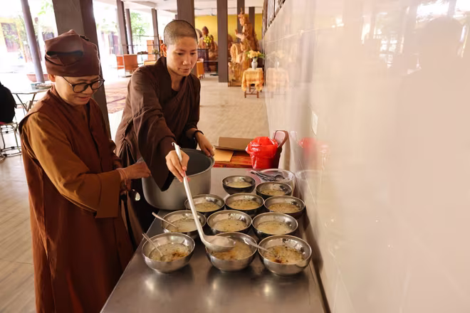 Các sư chuẩn bị bữa ăn sáng cho các em nhỏ tại chùa Bồ Đề