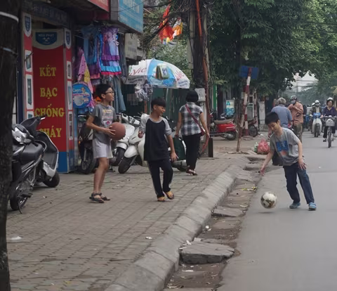 Trẻ em chia nhau từng mét vuông vỉa hè để đá bóng Trẻ em chia nhau từng mét vuông vỉa hè để đá bóng