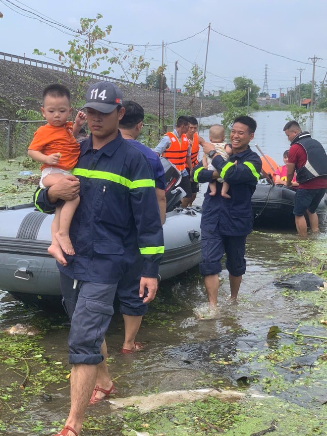 Cán bộ, chiến sĩ Cảnh sát Phòng cháy, chữa cháy và cứu nạn, cứu hộ trên sông đưa người dân xã Trung Giã, Sóc Sơn mắc kẹt trong nhà khi nước sông Cầu, sông Cà Lồ dâng nhanh trong cơn bão Yagi