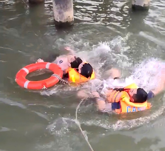 Lực lượng Cảnh sát Phòng cháy, chữa cháy và cứu nạn, cứu hộ trên sông kịp thời cứu nam sinh nhảy cầu Long Biên, ngày 2-7-2024