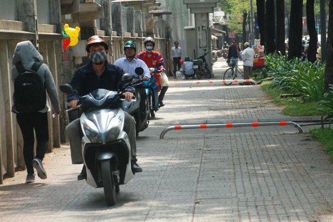 Vỉa hè bị xe máy lao lên phóng ầm ầm, rất phản cảm với những chiếc xe “hồn nhiên” như thế