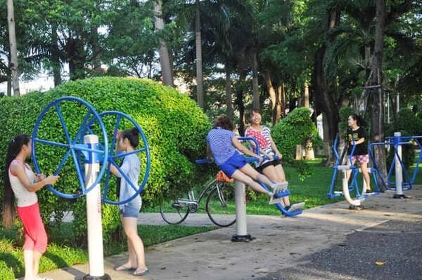 Vỉa hè, vườn hoa vẫn bị chiếm dụng một phần làm chỗ đỗ xe máy