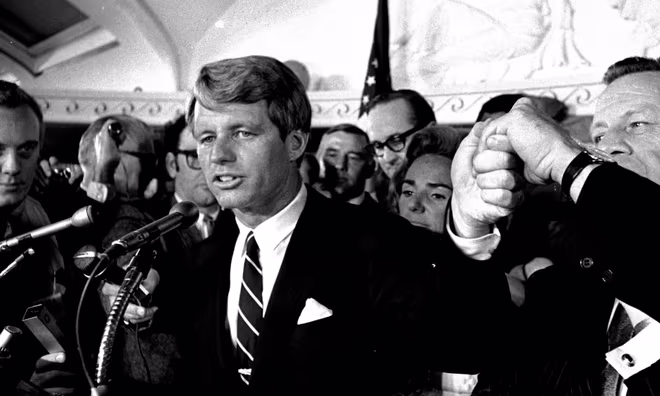 Chính quyền Mỹ vừa công bố khoảng 10.000 trang hồ sơ mật về vụ ám sát Thượng nghị sĩ Robert F. Kennedy năm 1968 Chính quyền Mỹ vừa công bố khoảng 10.000 trang hồ sơ mật về vụ ám sát Thượng nghị sĩ Robert F. Kennedy năm 1968