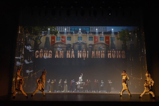 Những hình ảnh ấn tượng trong chương trình sử thi nghệ thuật và Lễ kỷ niệm 80 năm Ngày truyền thống lực lượng CAND và 20 năm Ngày hội toàn dân bảo vệ ANTQ tại Nhà hát Hồ Gươm