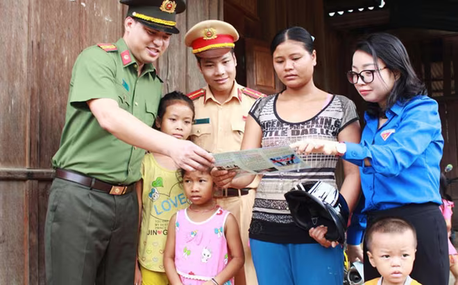 Lực lượng công an tuyên truyền tới người dân về việc nhận diện và phòng, chống tội phạm mua bán người Lực lượng công an tuyên truyền tới người dân về việc nhận diện và phòng, chống tội phạm mua bán người